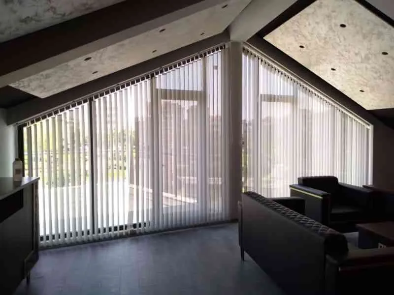 Eğimli pencereler için özel üretilmiş Sun Screen dikey çatı katı perdesi sistemi