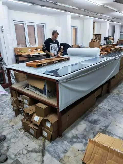 Usta ellerde titizlikle kurdele ve ip dizilimi yapılan 50mm ahşap jaluzi üretimi