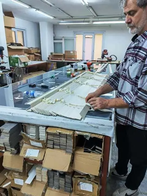 Kalite kontrolü ve testleri tamamlanmış sevkiyata hazır kurdeleli ahşap jaluzi modelleri