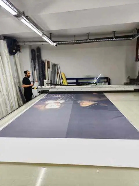 Bay Perdecim endüstriyel dijital baskı makinesinde geniş ebat teknik stor perde üretimi aşaması
